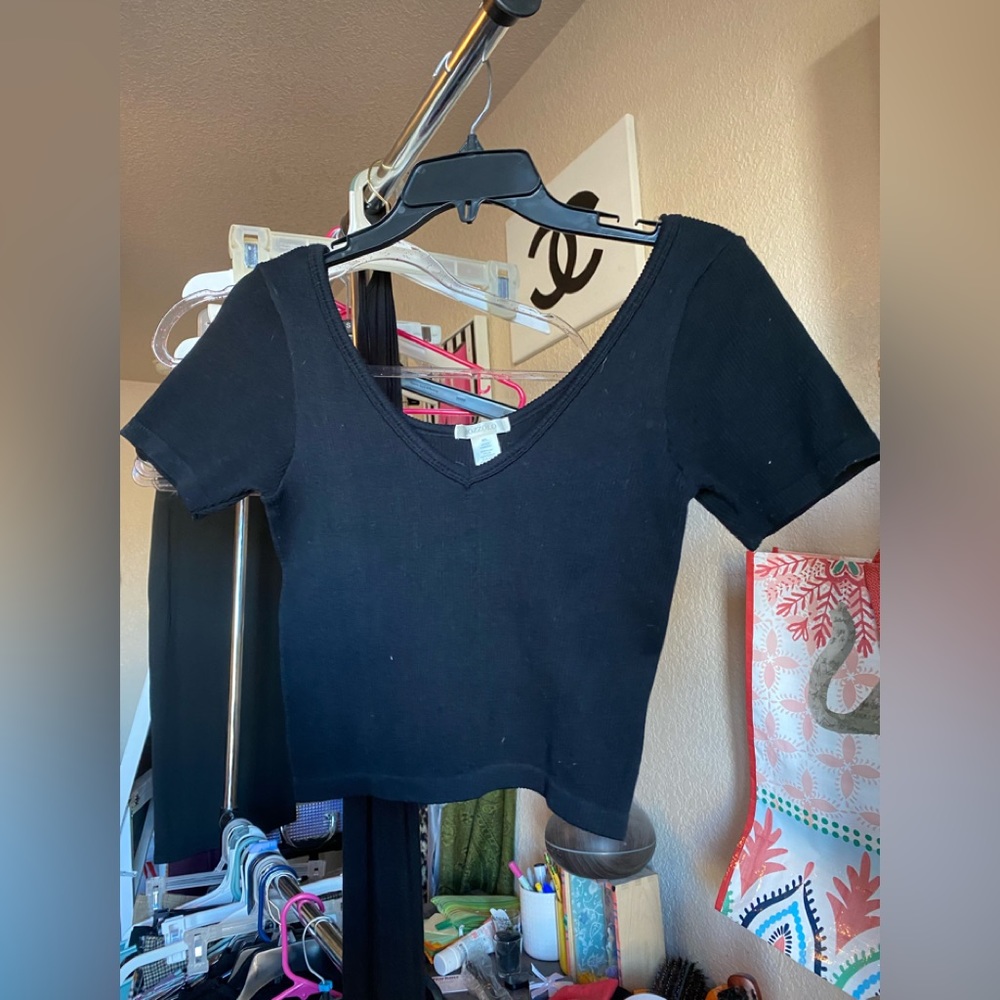 Black ribbed crop top.